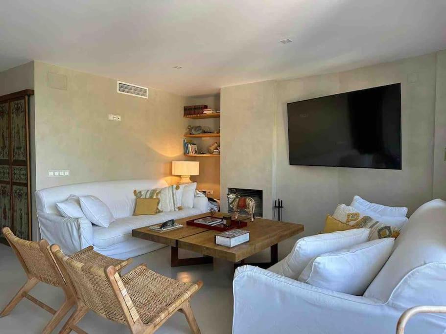 Modern 2 Bedroom In Real Apartment *